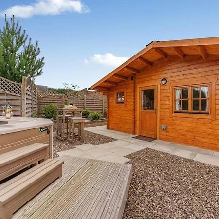 Lochinvar - Clydesdale Log Cabin With Hot Tub Airdrie Exterior foto