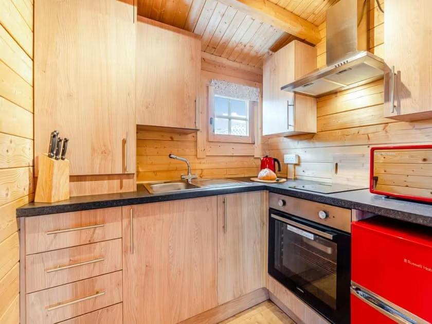 Lochinvar - Clydesdale Log Cabin With Hot Tub Airdrie Exterior foto