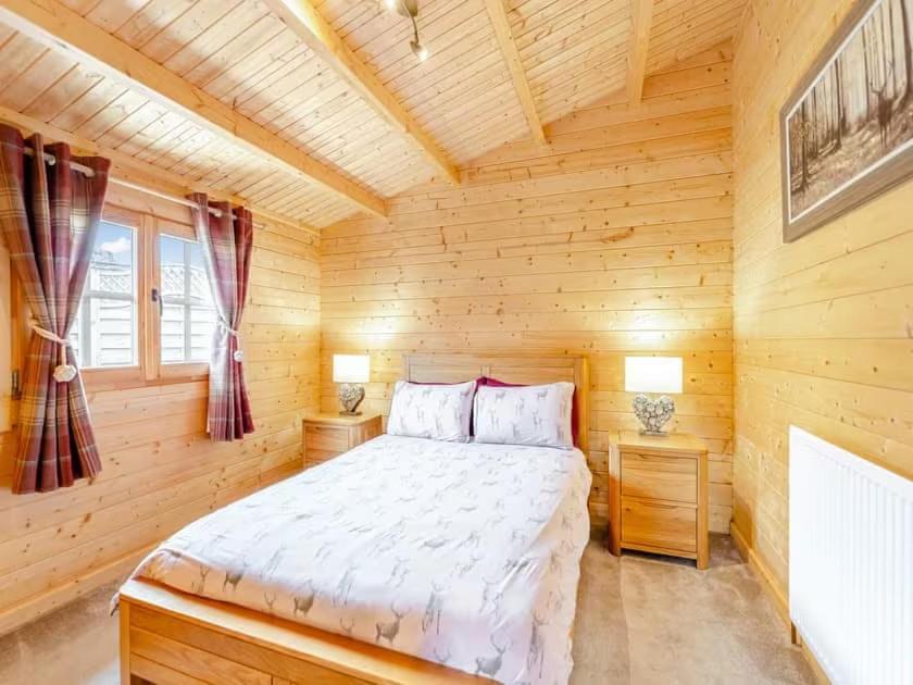 Lochinvar - Clydesdale Log Cabin With Hot Tub Airdrie Exterior foto