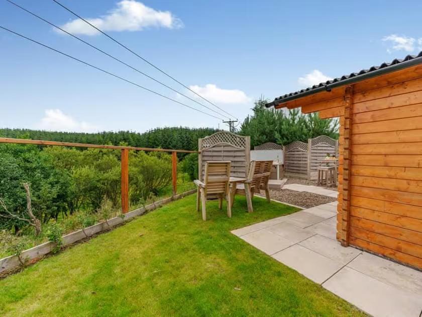Lochinvar - Clydesdale Log Cabin With Hot Tub Airdrie Exterior foto